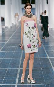 We show you how to dress in a stylish and modern way for a variety of different summer weddings. Chanel Spring Summer 2013 Ready To Wear Collection Stylish Eve