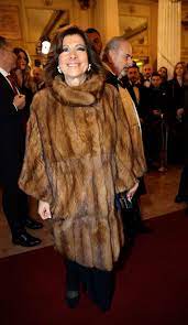 NonSoloAnimali" - Elisabetta Casellati, seconda più alta carica della  Repubblica Italiana, nonchè Presidente del Senato, si è presentata alla  prima della Tosca di Milano, con una pelliccia enorme. Il cappotto che le