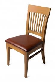 Teodores stuhl, weiß ein bequemer stuhl, der robust ist, dabei wenig wiegt und dazu noch stapelbar ist. Bequemer Stuhl Lokalisiert Auf Weiss Studioaufnahme Premium Foto