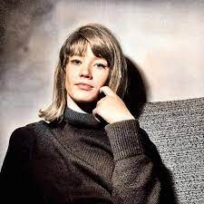 She was immediately successful and became an icon of the yéyé period in france but soon developed her own peculiar style. Francoise Hardy Remastered Von Francoise Hardy Napster