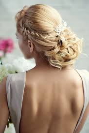 Click to see 28 braided wedding hairstyles that are perfect for a bohemian, unique, minimalist and classy look. 26 Quick Indian Wedding Bridal Hairstyles For Inspiration Indian Makeup And Beauty Blog Beauty Tips Eye Makeup Smokey Eyes Zuri