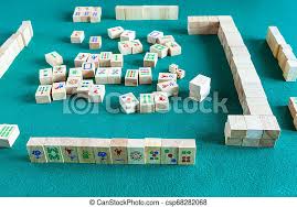 Los juegos de mahjong son adictivos juegos de fichas que utilizan las fichas tradicionales del popular juego chino mahjong. Jugando En El Juego De Mesa De Mahjong Jugando En El Juego De Mahjong Juego De Estrategia Chino Basado En Azulejos En La Canstock
