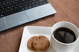 コーヒーとクッキーとノートパソコン02 | フリー素材ドットコム さん