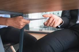 Zapłata „pod stołem” - jakie ma konsekwencje?
