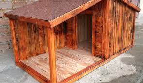 Къщата е изработена от естествена дървесина и четирите крачета се регулират по височина независимо едно от. Drvena Ksha Za Kuche S Veranda Dark Magazin Za Doma I Gradinata
