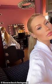 rapper iggy azalea shares a rare selfie