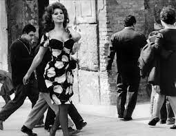 Sophia loren style loren sofia sophia loren images hollywood fashion hollywood glamour old hollywood romy schneider most beautiful women beautiful people. In Honor Of Sophia Loren S Birthday Here Are 7 Ways To Dress Like A Bombshell This Fall Vogue