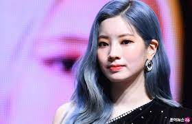 During the competition, dahyun sported dark brown hair with some parts dyed pink. 190422 Twice Dahyun 7th Mini Album Fancy You Showcase Denim Blue Hair Blue Hair Hair Evolution