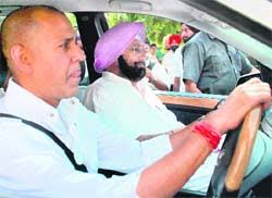 Capt Amarinder Singh with former MLA Arvind Khanna after appearing at the Mohali court in connection Mohali, October 5 - pb3
