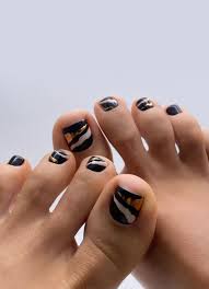 black gold and white toe nail art