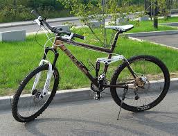 Mountainbikes, bei denen nur das vorderrad gefedert ist, bezeichnet man als hardtail, ein vollgefedertes mountainbike hingegen als fully (full suspension bike). Mountainbike Wikipedia