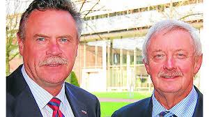 Werner Lübbe (links) und Günter Nyhuis (rechts) setzen auf Information durch ...
