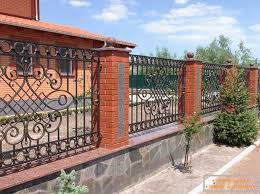 За ограда с каменни колони е необходима фундамент, който като основа на дълга лента без напречна превръзка, такава основа на оградата ще струва като основа на едноетажна къща. Krasivi Ogradi Za Chastna Ksha 30 Snimki Ss Sveti Za