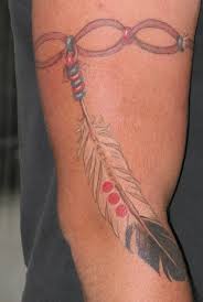 While the once popular tattoo style has fallen out the spotlight in the past, lately traditions aside, armbands can be found all on the arms of men from all walks of life including the. Armband Feder Tattoo Tattooimages Biz