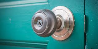 how to remove a locked door knob from