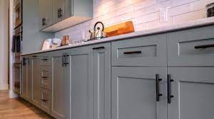 s and pulls on kitchen cabinets