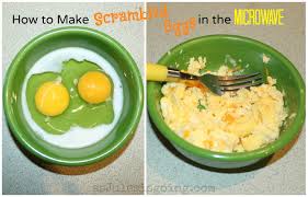 make scramble eggs in the microwave
