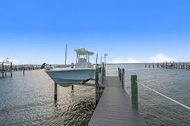 beach house als with boat dock