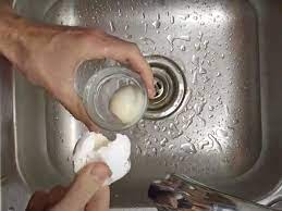 Un bon conseil pour écaler facilement un œuf dur sans abîmer le blanc -  Cuisine