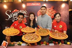 Although coupons usually last for a whole month and you can use them at any of pizzahut restaurants across malaysia, deals in the promotions section are usually updated daily. Pizza Hut S Signature Series Big Big In Size Small In Price Malaysian Foodie