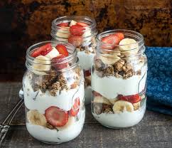 strawberry granola parfait with yogurt