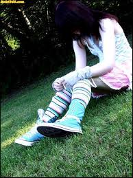 Image result for tranh vẽ cô gái buồn