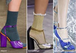 Αποτέλεσμα εικόνας για Το νέο trend θέλει να φοράμε αθλητικές κάλτσες με ψηλοτάκουνα!