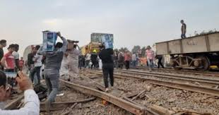 أصيب وقتل عشرات الأشخاص في حادثة قطار مروعة نجم عنها حريق كبير داخل محطة القطارات الرئيسية في القاهرة، وفق مصادر أمنية وطبية. 8np Bkwtcnkbm