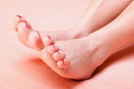 why do toenails smell causes symptoms