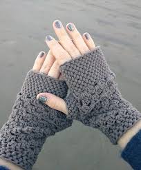 This is a crochet pattern for these lovely fingerless gloves. 18 Free Fingerless Gloves Crochet Patterns Crochet Fingerless Gloves Crocht