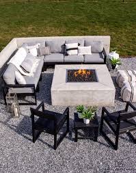 modern outdoor fire pit seating area