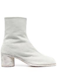 This pair made of white leather comes with red and green heels with hologram. Maison Margiela Tabi Boots S57wu0132pr516