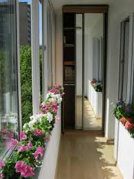 Например, перваза на прозореца трябва да бъде украсен с цветя, статуетки, саксии. 20 Idei Za Uyuten Balkon Luxplast Bg