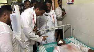 bharat jodo yatra 4 persons got minor electric shock near Ballary  karnataka- 'भारत जोड़ो यात्रा' में शामिल 4 कांग्रेस कार्यकर्ताओं को लगा  करंट, अस्पताल में भर्ती घायलों से मिलने पहुंचे रणदीप सुरजेवाला | Jansatta