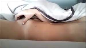 Ein Mädchen masturbiert während ihre Freundin im Bett schläft