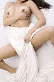 シーツ ベッドで裸の女性の写真素材・画像素材 Image 7995088