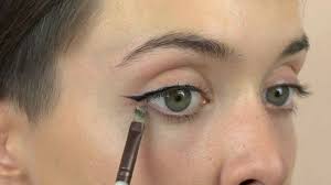 how to stop eyeliner from smudging 13
