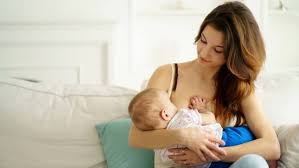 La lactancia materna también ofrece múltiples beneficios para la mamá, a quien ayuda a recuperarse después del embarazo y reduce el riesgo de padecer depresión posparto. Lactancia Materna Como Beneficia El Cuidado Del Prematura Clinica Las Condes
