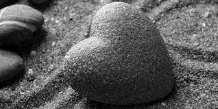 Slika Zen kamen v obliki srca v črnobeli izvedbi | Dovido.si