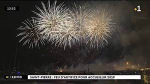 Saint-Pierre feu d'artifice pour accueillir 2019 | 🎆 Le ciel de Saint-Pierre  s'est illuminé aux douze coups de minuit... près de 15 000 personnes ont  ainsi pu profiter d'un spectacle pyrotechnique son