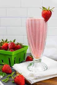 keto strawberry smoothie with almond milk
