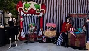 halloween haunted circus decorating