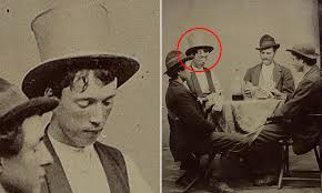 Foto que según expertos muestra a billy the kid (segundo desde la izquierda) y pat garrett, el sheriff que lo mató (a la extrema derecha), . Black And White Photo Of Billy The Kid Playing Cards With His Gang Is Set To Fetch 1m At Auction Daily Mail Online