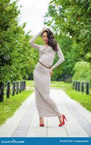 Полный рост, красивая молодая женщина в сексуальном длинном сером платье  Стоковое Изображение - изображение насчитывающей девушка, бобра: 61615199