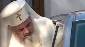 EXCLUSIV. În maşina Patriarhiei filmată trecând pe roşu se afla însuşi Patriarhul Daniel | Obiectiv.info