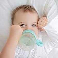Trẻ uống sữa công thức có cần uống nước thêm nữa không?