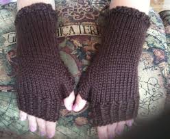 In this post, you will see a roundup of 20 fingerless gloves knitting patterns. How To Knit Close Fitting Fingerless Gloves 21 Steps With Pictures Instructables