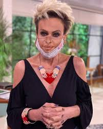 Ana maria braga maffeis é uma apresentadora de televisão e jornalista brasileira, nascida em são paulo. Tv Presenter Ana Maria Braga Wearing This Mask