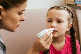Krew z nosa u dziecka. Czy może być objawem poważnej choroby?