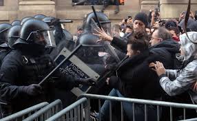 Doce detenidos y 77 heridos en los disturbios de Cataluña | El Correo